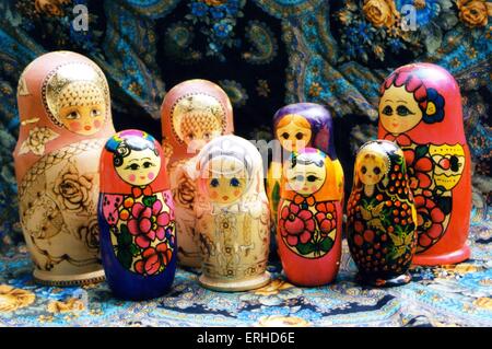 Azhna 5 piezas de recuerdo Matryoshka Home Decor Collection estilo clásico muñeca rusa pintada a mano muñeca apilable de madera de 15 cm verde 
