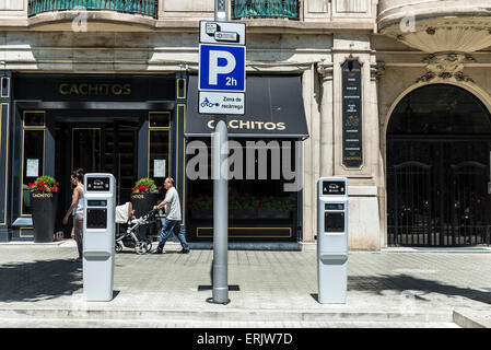 Señal que indica una estación de carga eléctrica para las motos y los coches eléctricos con aparcamiento para dos horas en Barcelona, España Foto de stock