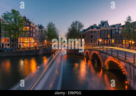 Una noche en el canal Keizersgracht, cerca de Amsterdam, Holanda. Foto de stock