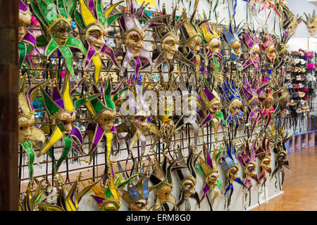Nueva Orleáns, Louisiana - Mardi Gras máscaras en venta en el Barrio Francés. Foto de stock