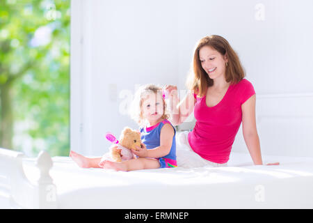 Poco pelo de color rosa-Cepillo y peine rosa para bebé recién nacido sobre  fondo negro Fotografía de stock - Alamy