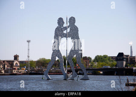 Mayo 2008 - Berlín: la escultura "hombres" molecular por Jonathan Borofsky en el río Spree en Berlín. Foto de stock