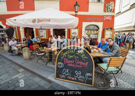 República Checa Bohemia Prague Old Town. La gente en las mesas con sombrillas en la cafetería de la calle cerca de la calle Karlova Foto de stock