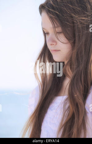 Retrato de una adolescente joven pensativo