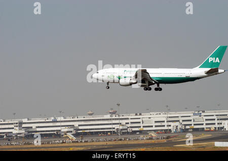 Pakistan International Airlines , aterrizaje de aviones , Aeropuerto Sahar , Aeropuerto Internacional Chhatrapati Shivaji Maharaj , Bombay , Mumbai , India Foto de stock
