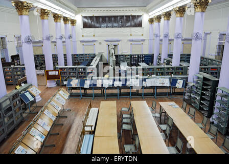 Quiosco y estantes de libros en el ayuntamiento biblioteca asiática de Bombay, Maharashtra, India Mumbai ; ; Foto de stock