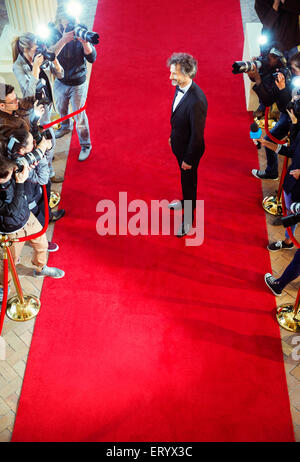 Celebrity fotografiada por paparazzi fotógrafos en evento de alfombra roja