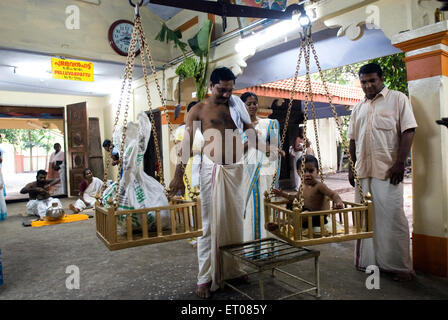 Sri Nagaraja Thulabharam ofreciendo al templo en Kerala, India Mannarsala ; ; Foto de stock