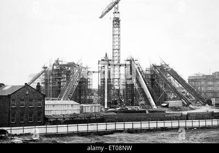 La construcción de la Catedral Metropolitana de Liverpool, mostrando el uso de acero y hormigón, Merseyside. El 7 de agosto de 1963. Foto de stock