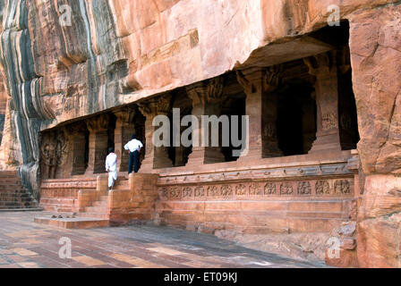 Cueva tres dedicado a Vishnu, mayor y más elaborado en el siglo VI el templo cueva ; 578 Badami AD ; ; ; Karnataka India Foto de stock