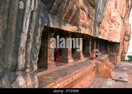 Cueva tres dedicado a Vishnu es el más grande y más elaborado en el siglo VI el templo cueva ; 578 AD ; ; Badami Karnataka Foto de stock