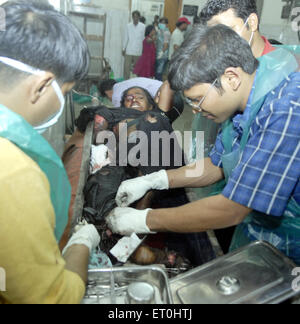 Los médicos de administrar los primeros auxilios a una persona lesionada en disparos de Deccan Muyahidín ataque terrorista en Bombay Mumbai, Maharashtra, India Foto de stock