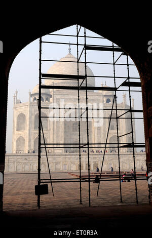 Taj Mahal desde el arco del guesthouse mehman khana Agra ; ; ; en Uttar Pradesh, India Foto de stock