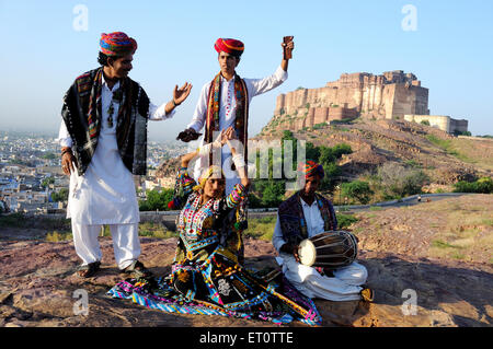 Bailarina y músicos folclóricos de Kalbelia, Fortaleza de Meherangarh ; Jodhpur ; Rajasthan ; India , Asia Foto de stock