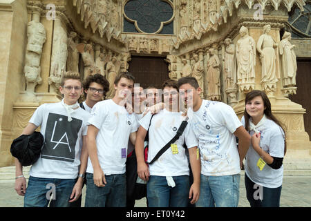 En Reims, Francia, los estudiantes celebran la frescura con el journee de parrainage