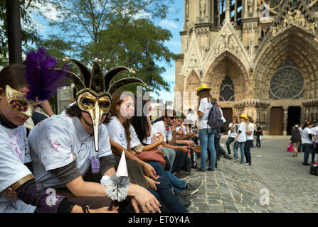 En Reims, Francia, los estudiantes celebran la frescura con el journee de parrainage