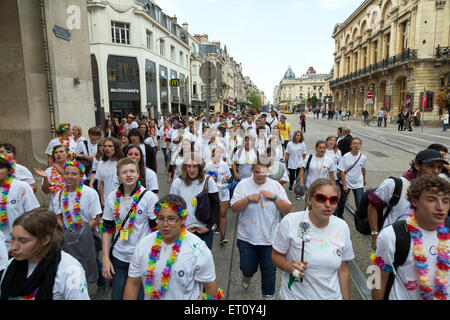 En Reims, Francia, los estudiantes celebran la frescura con el journee de parrainage