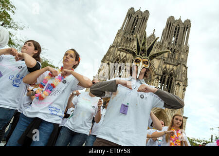 En Reims, Francia, los estudiantes celebran la frescura con el journee de parrainage