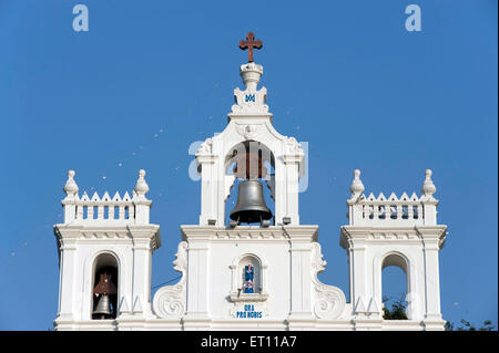 Enorme campana de la Iglesia de Nuestra Señora de la Inmaculada Concepción de Goa Panjim India Asia 2011 Foto de stock