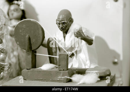 Estatua de Mahatma Gandhi Charkha trabajando en Maharashtra, India Asia