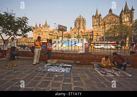 Vendedores ambulantes que venden productos delante de Chhatrapati Shivaji Terminus CST llamado Victoria Terminus VT Bombay Mumbai Maharashtra India Asia