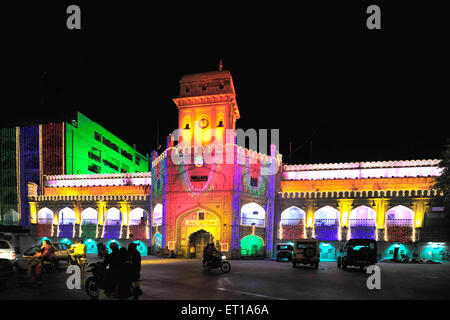 Sarai mughal edificio iluminado de la corporación municipal de surat office , Surat, Gujarat, India - 173693 rms Foto de stock