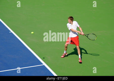 Scott Clayton, jugador de tenis británico, jugando al tenis de mano trasera, Pune, Maharashtra, India, Asia Foto de stock