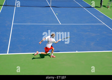 Scott Clayton, jugador de tenis británico, jugando tenis forehand, Pune, Maharashtra, India, Asia Foto de stock