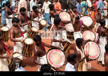 Músicos tocando tambores jendai ; ; Kerala India No, señor Foto de stock