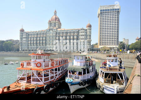 El hotel Taj Mahal y barcos en Mumbai en Maharashtra, India Asia