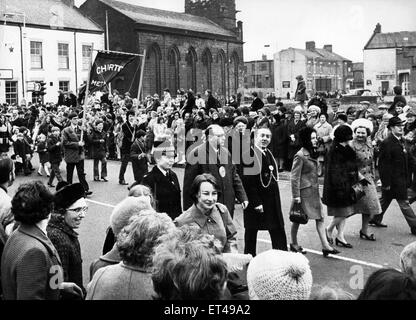 El Desfile de Pascua, el Viernes Santo, 31 de marzo de 1972. North Shields y South Shields Sunday School alumnos participaron en la procesión, congregados en la Plaza de Northumberland y luego caminar hasta el Memorial de la Iglesia Metodista en el Albion Road. Foto de stock