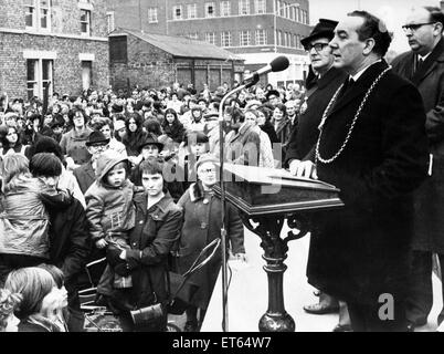El alcalde habla a la muchedumbre en la Plaza de Northumberland, antes del desfile, el Viernes Santo, 31 de marzo de 1972. Foto de stock
