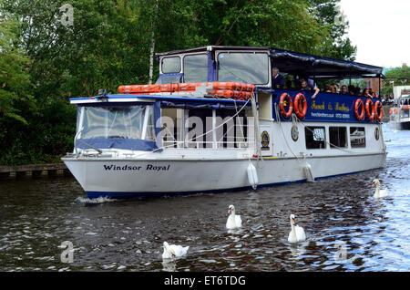 La gente en un viaje en barco por el Río Támesis en Windsor Foto de stock
