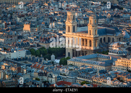 Vista aérea de Eglise Saint Sulpice y los edificios de París, Francia Foto de stock
