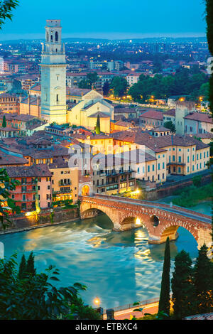 Ponte Pietra y Adige durante la noche, Verona, Italia Foto de stock