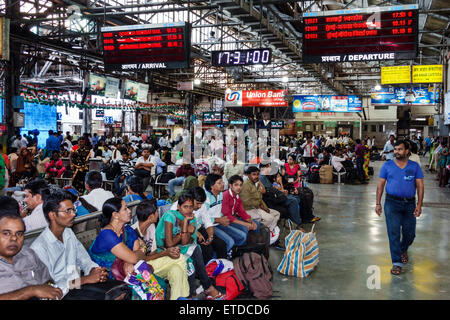 Mumbai India,Fort Mumbai,Chhatrapati Shivaji Central Railways Station Área de Terminus,tren,interior,hombre hombres macho,mujer mujeres,jinetes,commu
