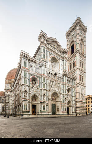 Incrustaciones de mármol de la fachada, la Catedral de Florencia, Italia Foto de stock