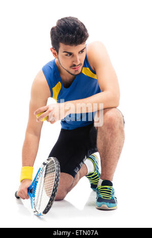 O retrato do jogador de tênis masculino cansado inclinou-se na