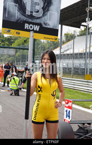 Monza, Italia - 30 de mayo de 2015: una cuadrícula chica posa durante el campeonato de Europa de Fórmula 3 de la FIA Foto de stock