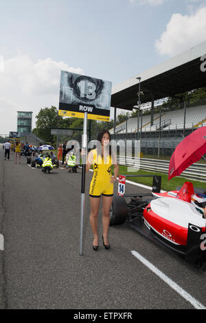 Monza, Italia - 30 de mayo de 2015: una cuadrícula chica posa durante el campeonato de Europa de Fórmula 3 de la FIA Foto de stock