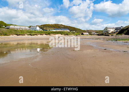 Playa de fina arena de Nolton refugio en la costa de Gales pembrokeshire REINO UNIDO Europa Foto de stock