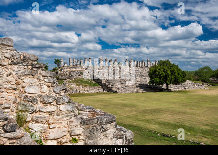 El edificio de las pilastras, las ruinas Mayas en Ake, Yucatán, México Foto de stock