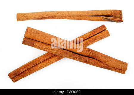 Cinnamon Sticks aislado sobre fondo blanco. Foto de stock