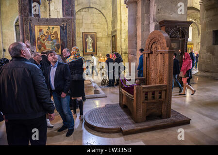 En el trono del Patriarca Ortodoxo Georgiano Svetitskhoveli (Vivir Pilar) Catedral en la UNESCO centro histórico de la ciudad de Mtskheta, Georgia Foto de stock