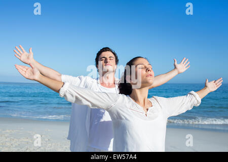 Feliz pareja hacer yoga junto al agua Foto de stock