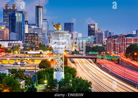 Atlanta, Georgia, EE.UU. Perfil del centro de la ciudad a través de la Interestatal 85. Foto de stock