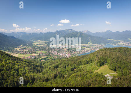 A la vista de Tegernsee, la aldea Rottach Egern y el valle de Weissach, Baviera, Alemania