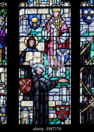 Norwich, Norfolk, Inglaterra. Catedral de Norwich (1096-1145) vidriera mostrando Sts Dunstan, Aethelwold y Oswald (1964).