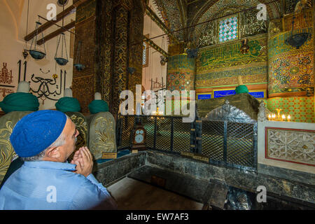 Adoradora rezando en la tumba de Mevlana en museo de Mevlana, Konya, Turquía Foto de stock