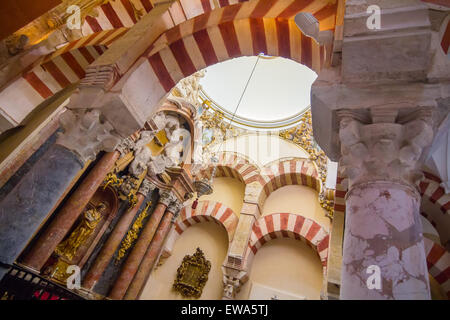 Estilo árabe muy techos decorados en la Mezquita de Córdoba, España Foto de stock